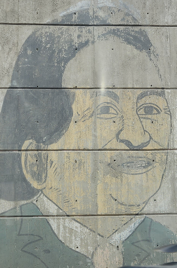 Mural of a face on a highway underpass in Peru